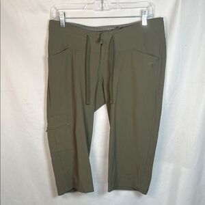Mountain Hardwear Women’s Capri Pants in Olive 6